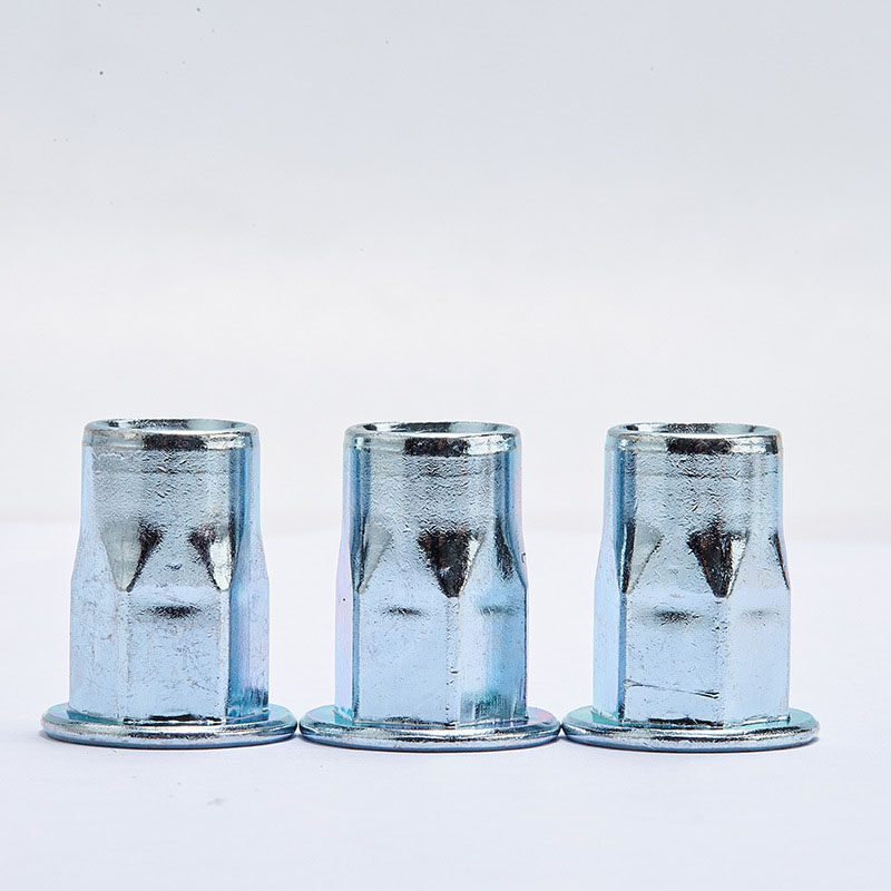 Dado per rivetti esagonali con bloccaggio esagonale