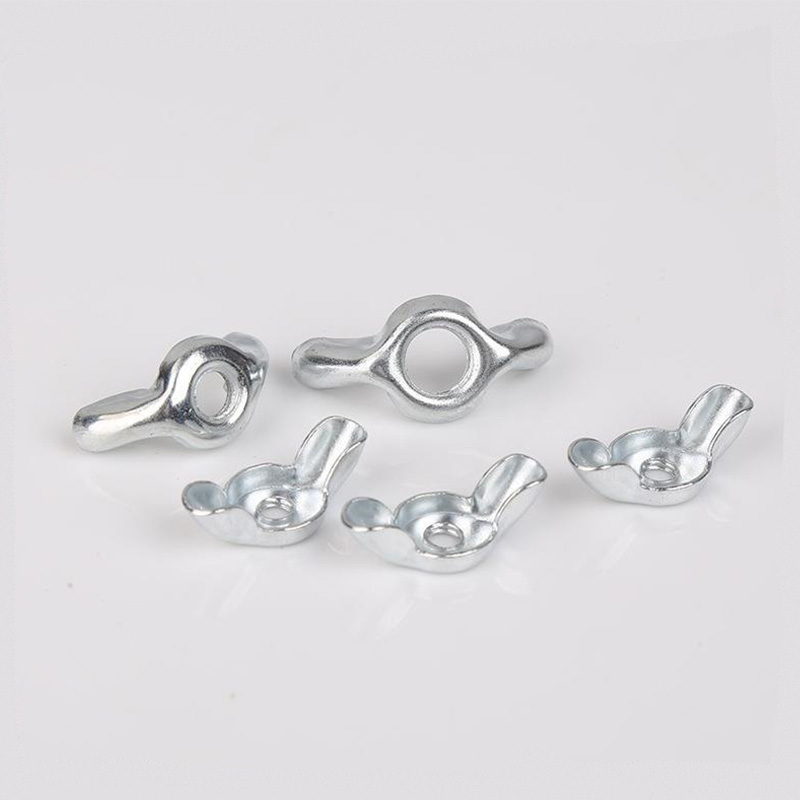 Orecchie arrotondate con dado ad alette